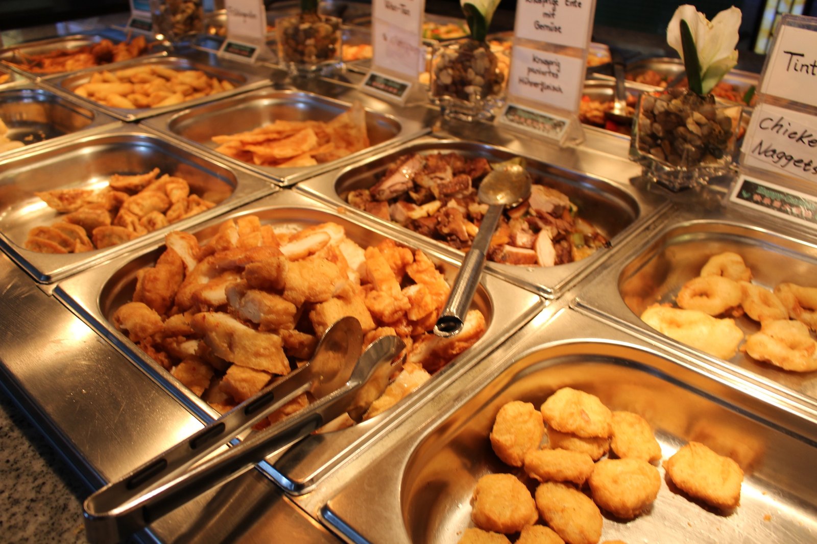 Warme asiatische Buffetgerichte